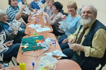 Изготовление объемных снежинок для пенсионеров
