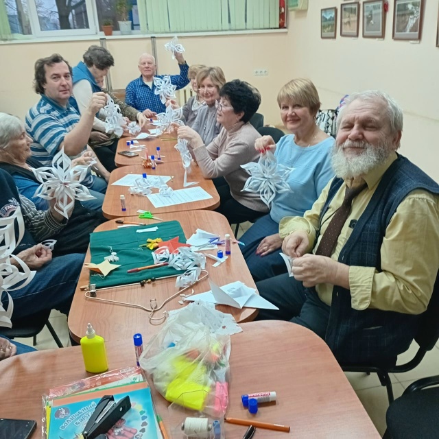 Изготовление объемных снежинок для пенсионеров